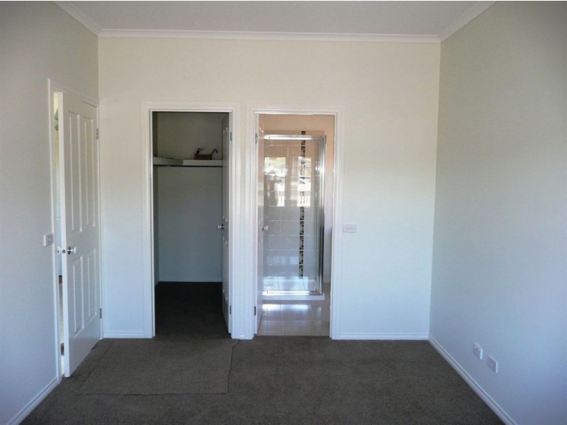 24 Shae Crescent, Drouin VIC 3818