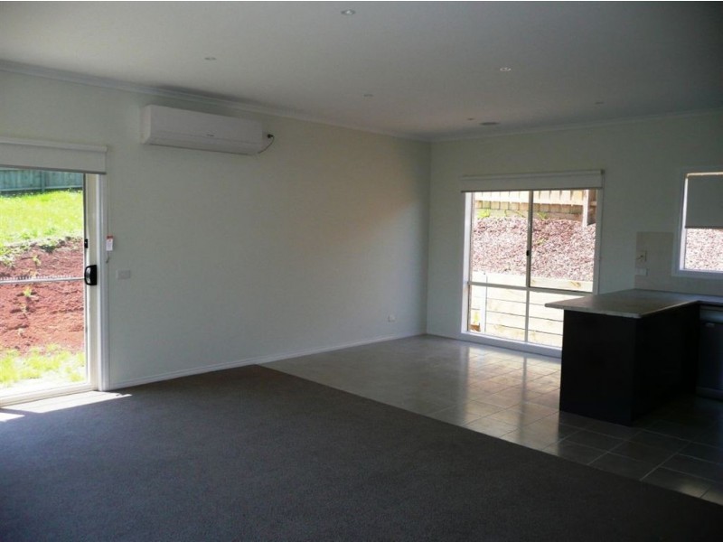 24 Shae Crescent, Drouin VIC 3818