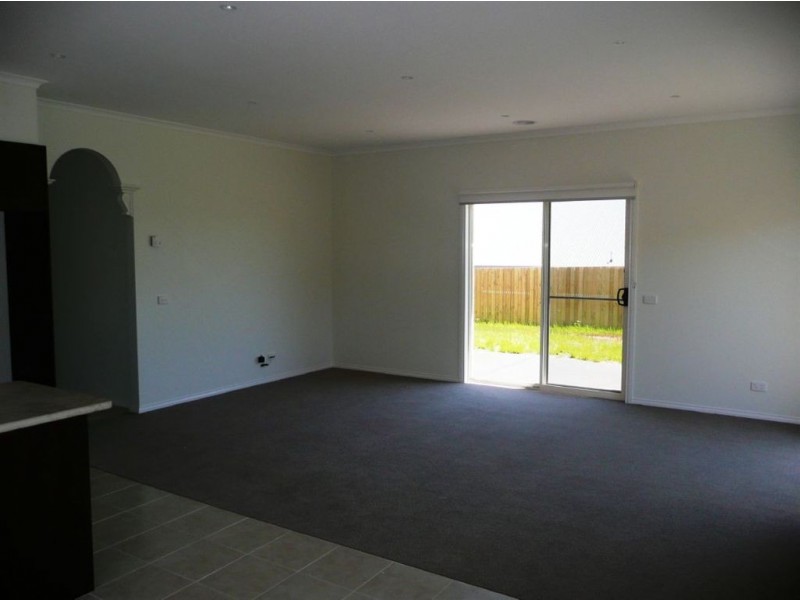 24 Shae Crescent, Drouin VIC 3818