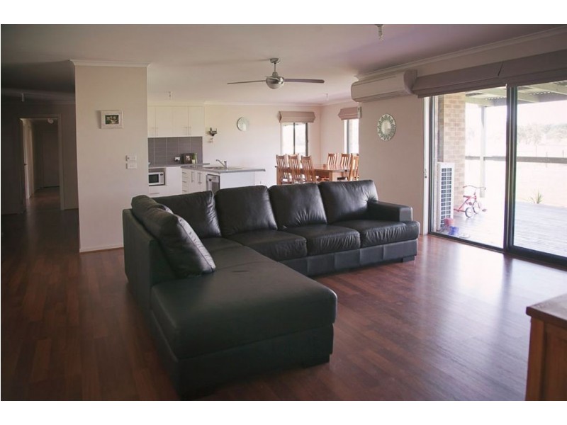 75 Shillinglaw Road, Drouin VIC 3818