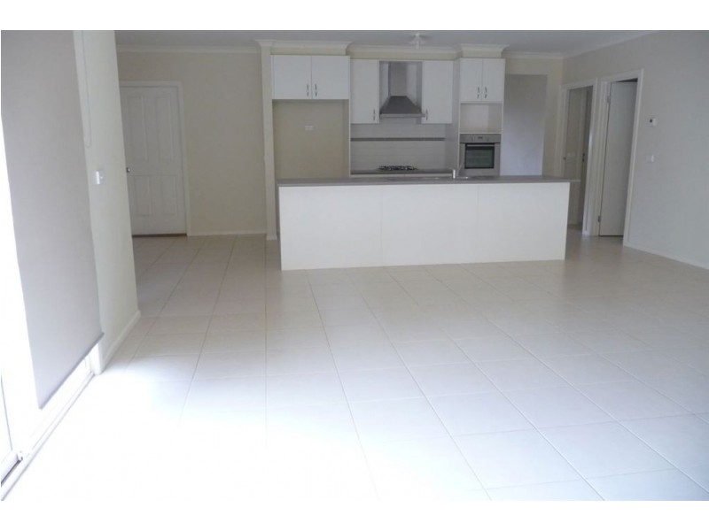 4 Claudia Crescent, Drouin VIC 3818