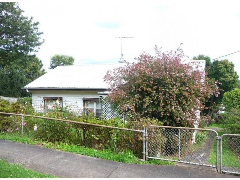 18 Railway Avenue, Drouin VIC 3818