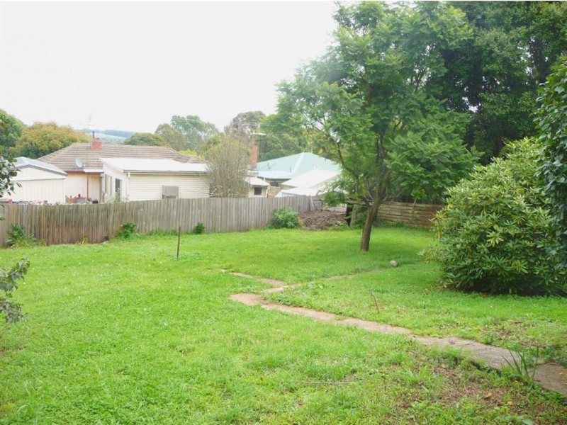 18 Railway Avenue, Drouin VIC 3818