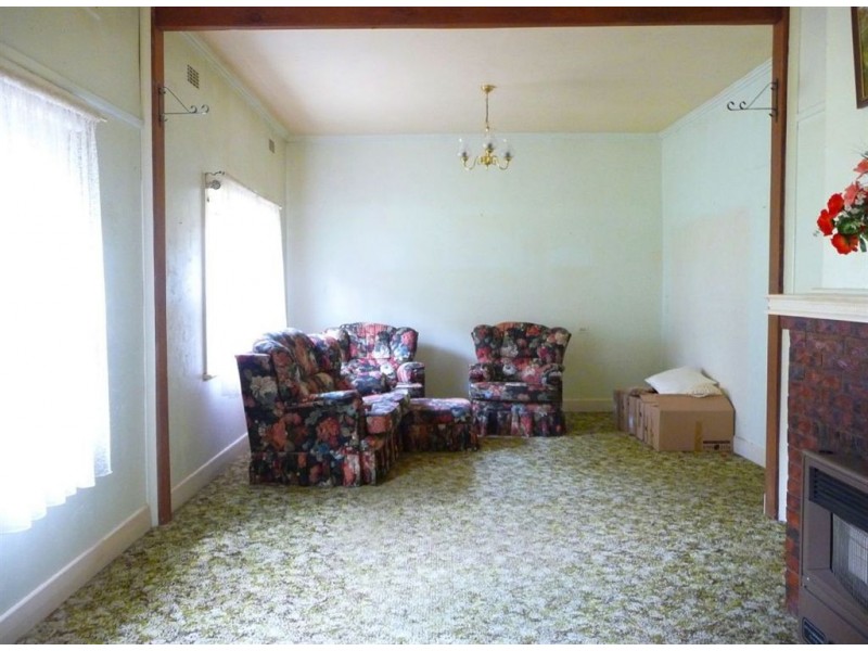 18 Railway Avenue, Drouin VIC 3818