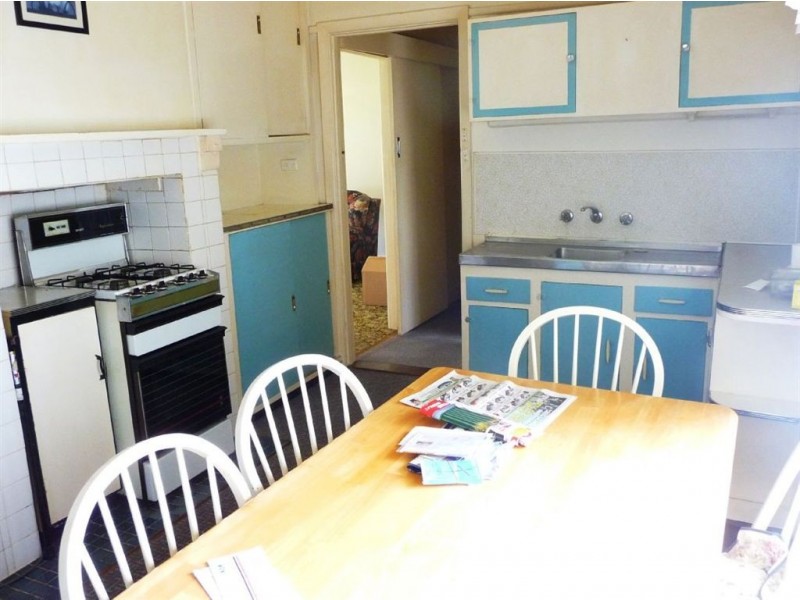 18 Railway Avenue, Drouin VIC 3818