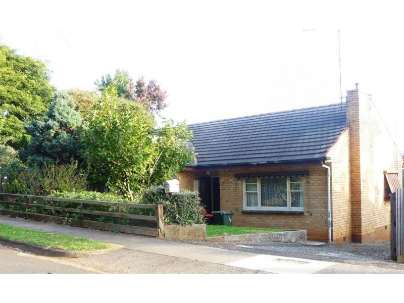 13 Railway Avenue, Drouin VIC 3818