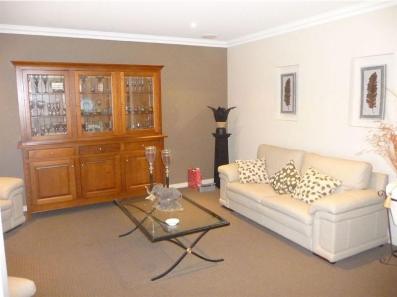 24 Rivendale Crescent, Drouin VIC 3818