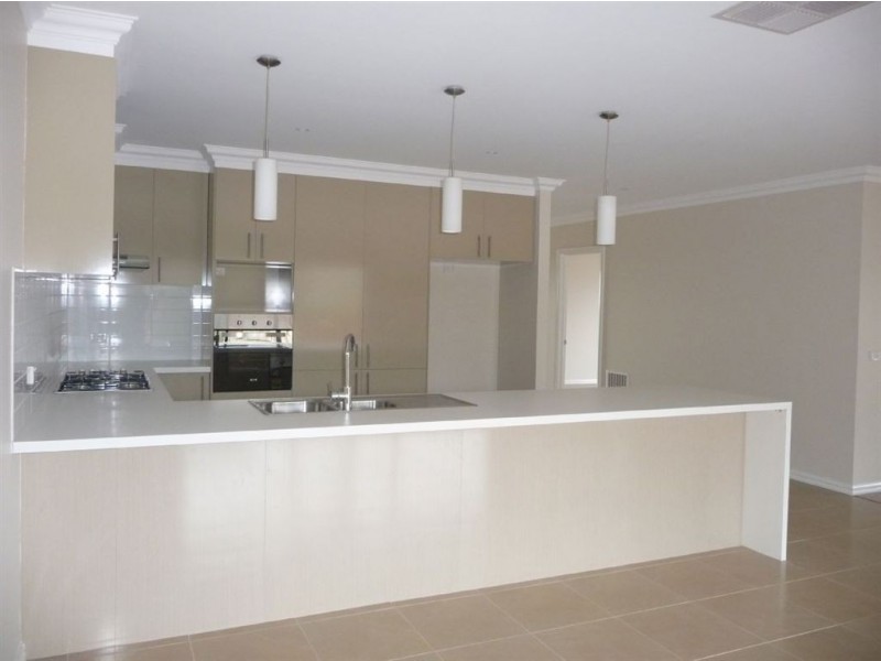 6 Kensington Square, Drouin VIC 3818