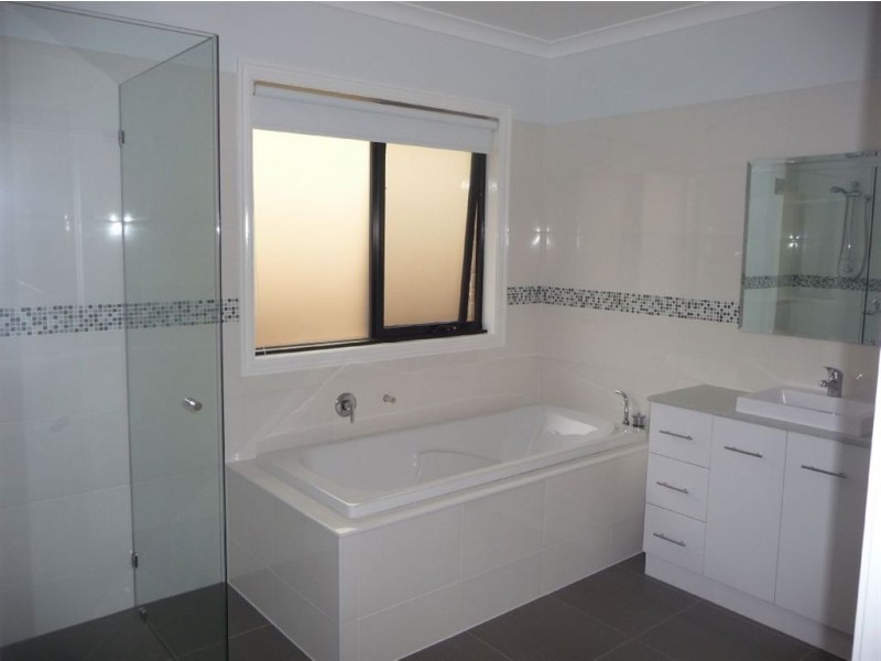 6 Kensington Square, Drouin VIC 3818