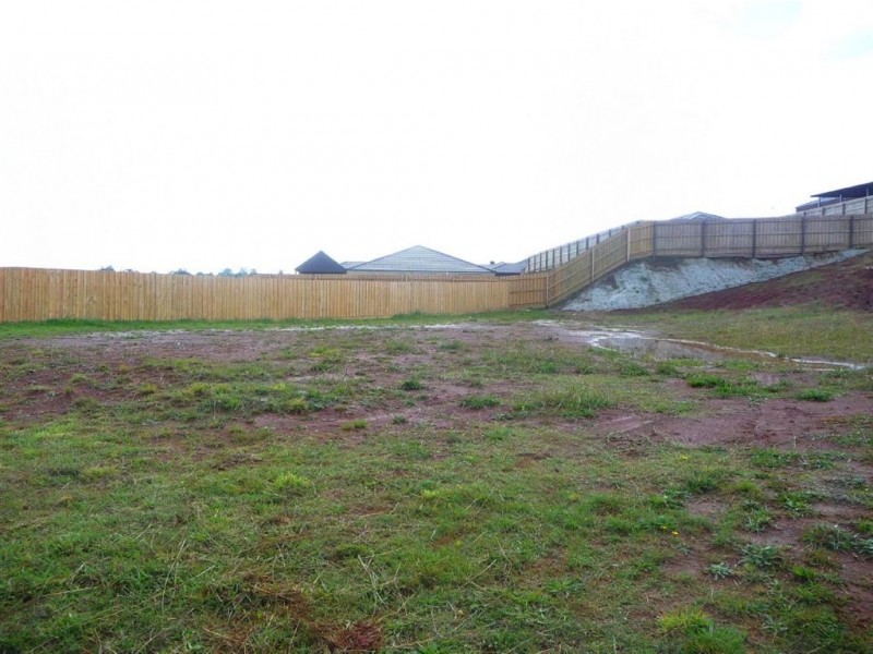 4 Greyfriars Way, Drouin VIC 3818