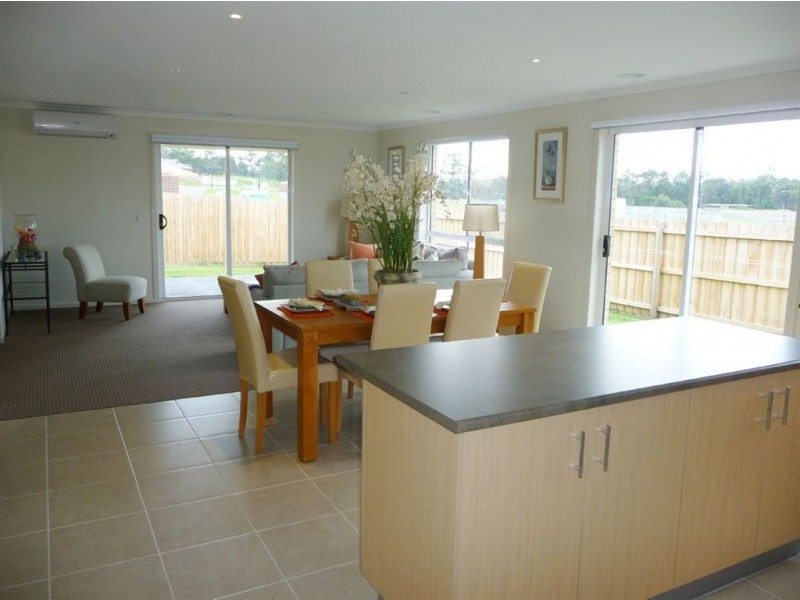 33 Chaucer Way, Drouin VIC 3818