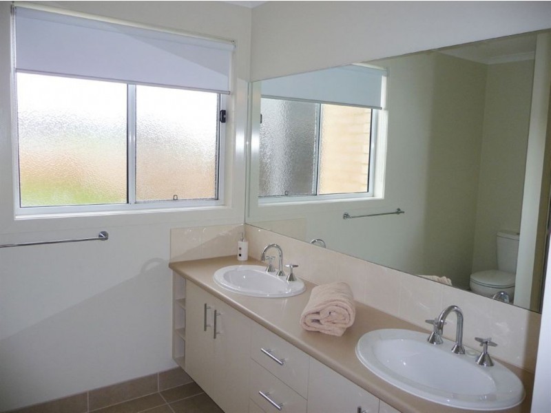 33 Chaucer Way, Drouin VIC 3818