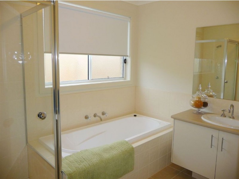 33 Chaucer Way, Drouin VIC 3818