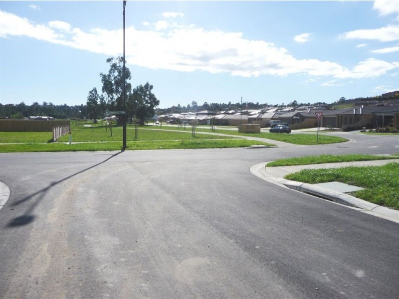 33 Chaucer Way, Drouin VIC 3818