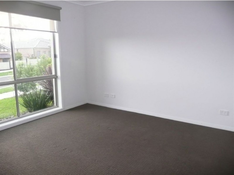 8 Richie Court, Drouin VIC 3818