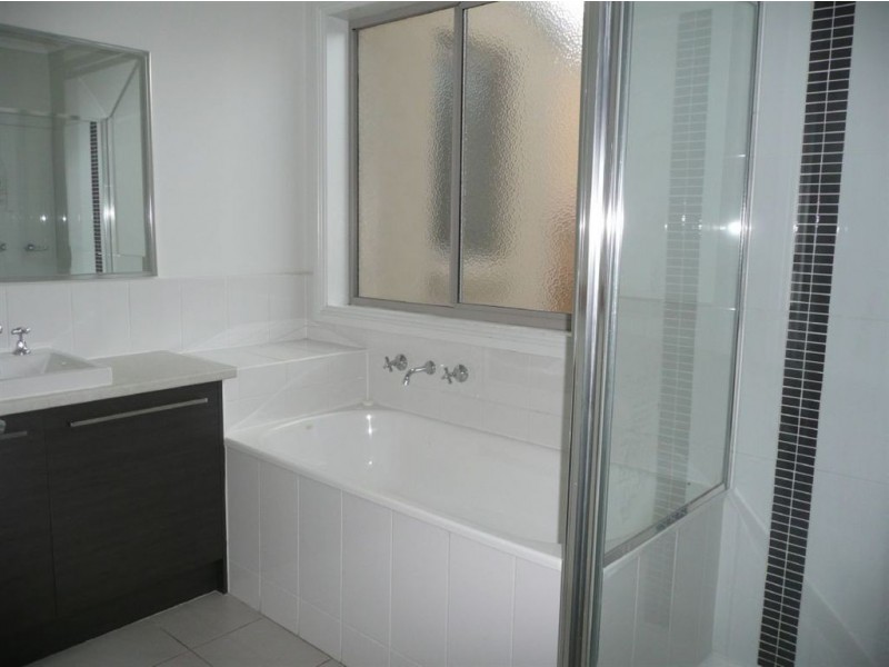 8 Richie Court, Drouin VIC 3818