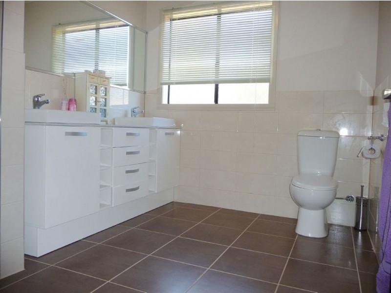 12 Carbine Court, Drouin VIC 3818