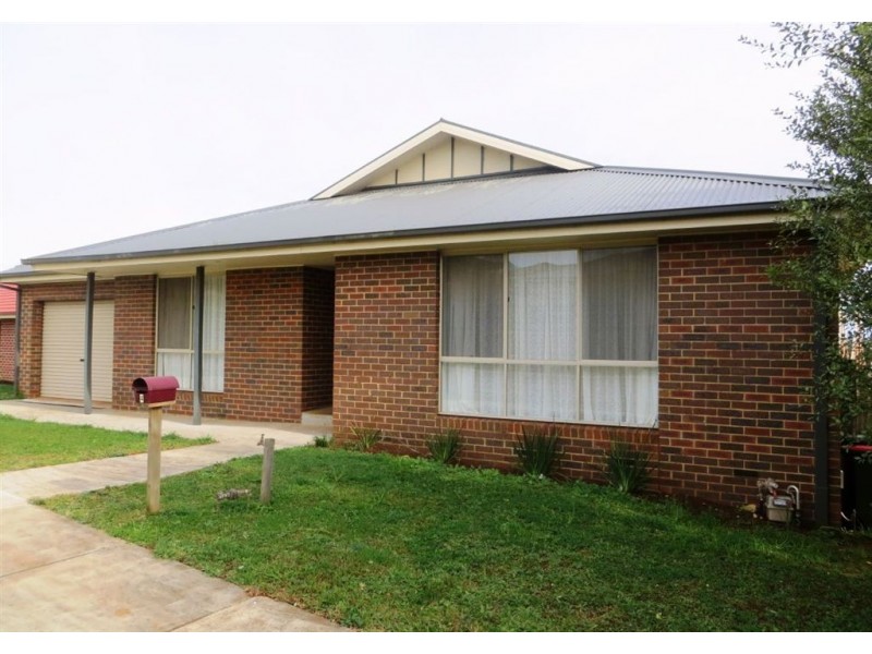 4 Shae Crescent, Drouin VIC 3818