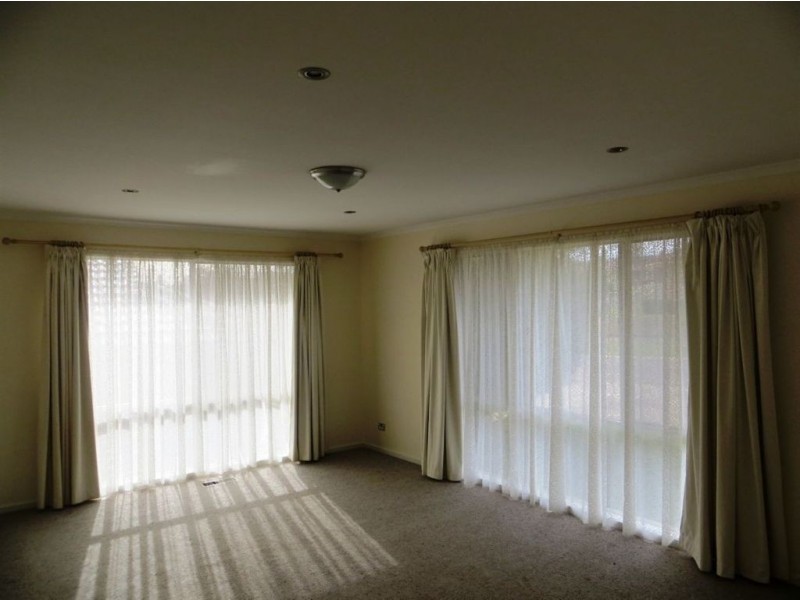 4 Shae Crescent, Drouin VIC 3818