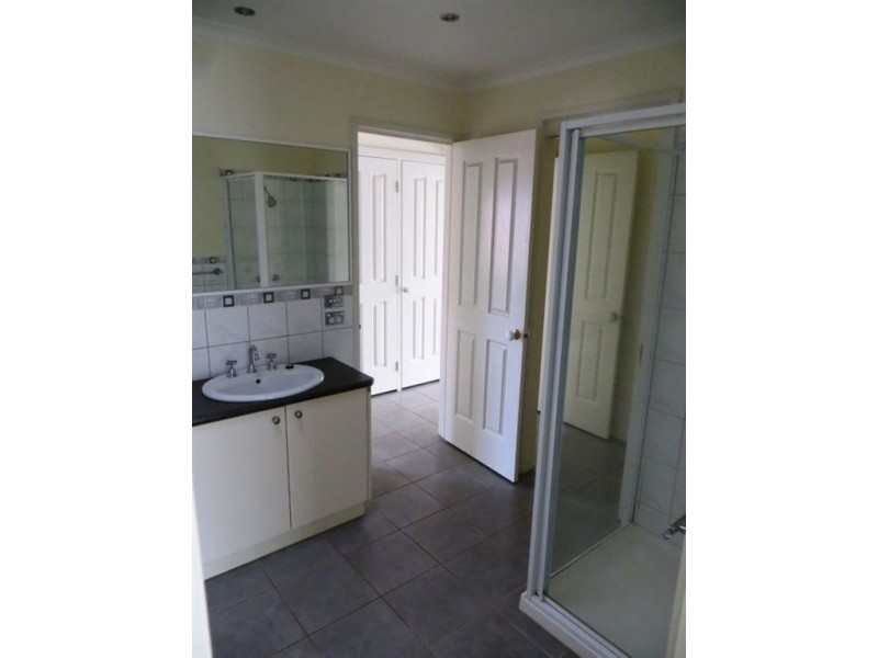 4 Shae Crescent, Drouin VIC 3818