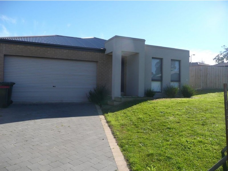 11 Sutherland Way, Drouin VIC 3818