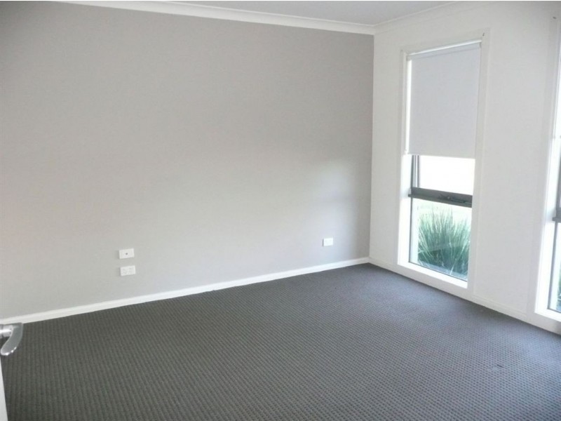 11 Sutherland Way, Drouin VIC 3818