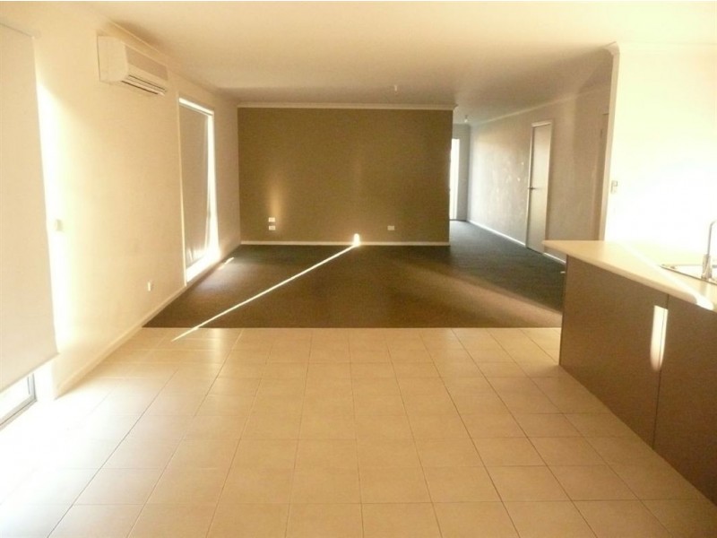 11 Sutherland Way, Drouin VIC 3818