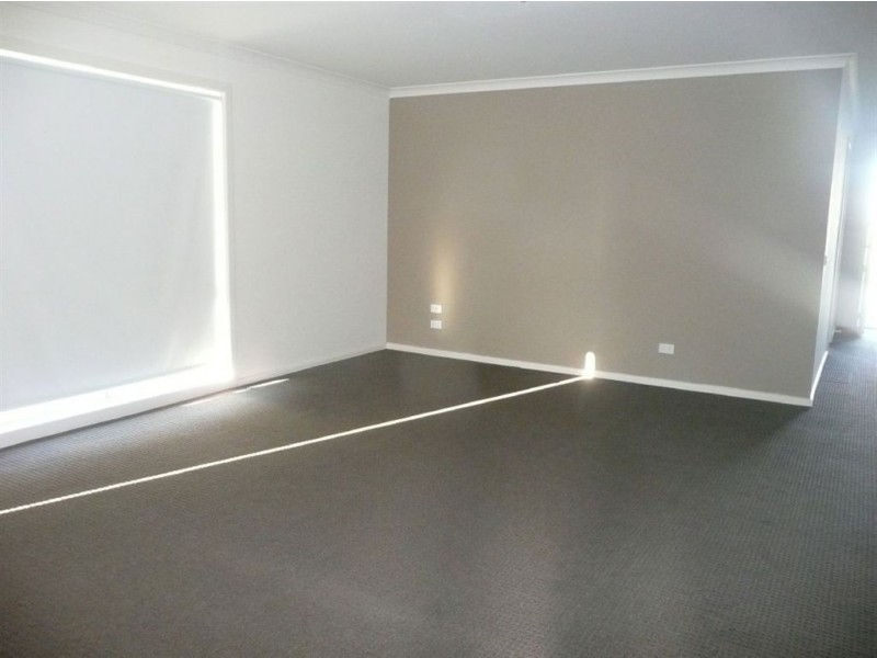 11 Sutherland Way, Drouin VIC 3818