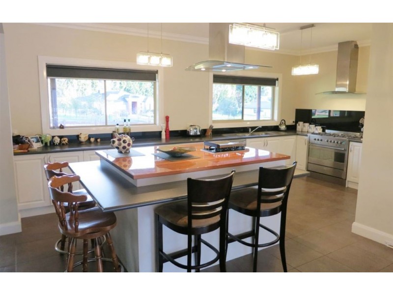 8 Hague Court, Drouin VIC 3818