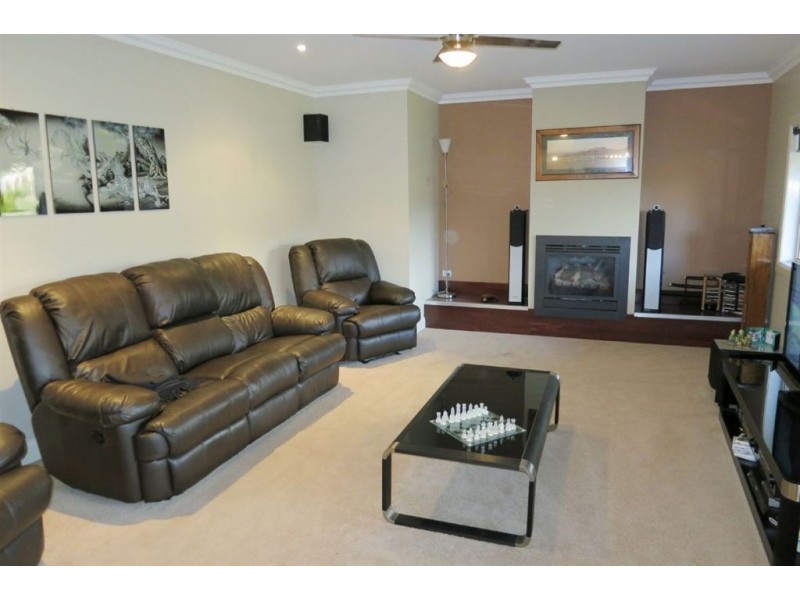 8 Hague Court, Drouin VIC 3818