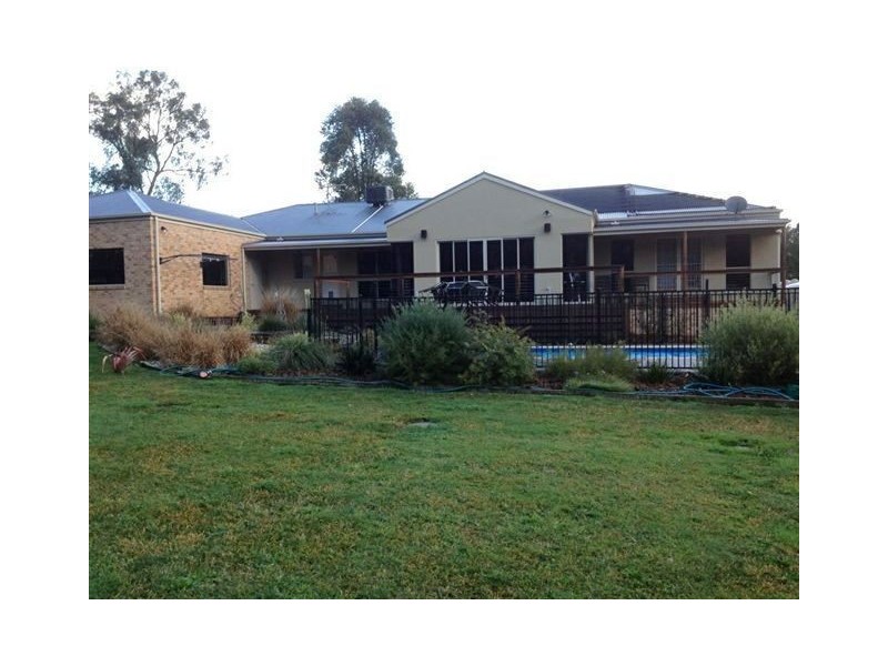 8 Hague Court, Drouin VIC 3818