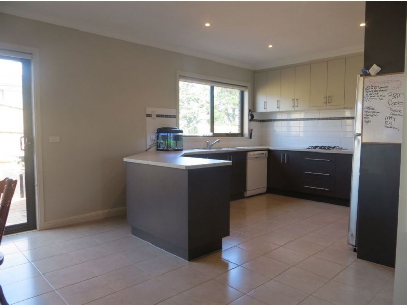 2/5 Lyndhurst Square, Drouin VIC 3818