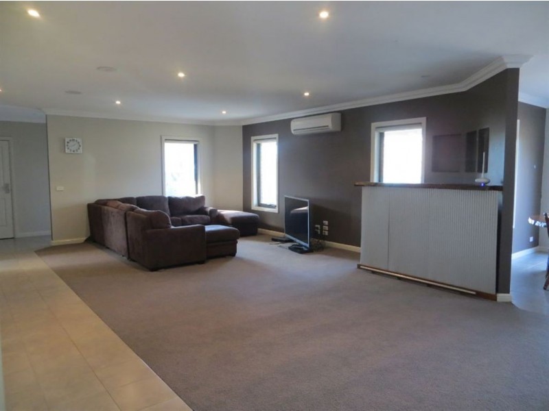 2/5 Lyndhurst Square, Drouin VIC 3818