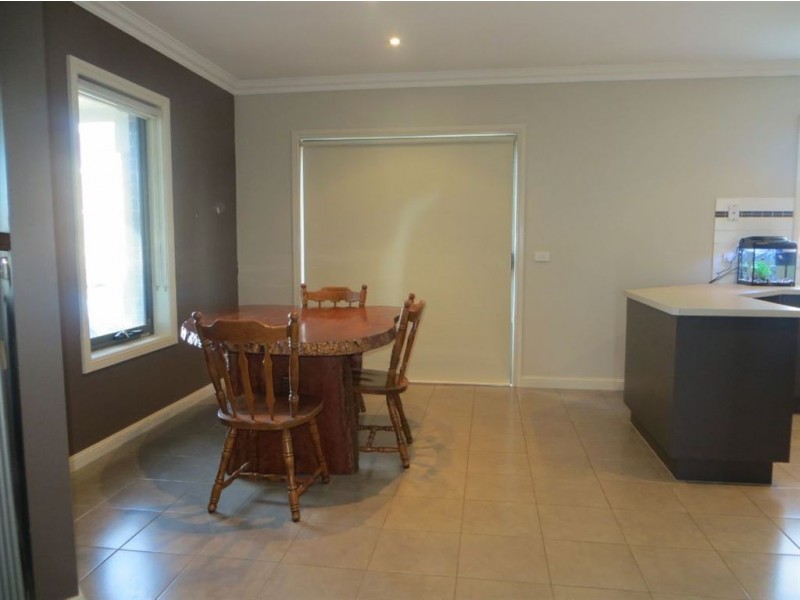 2/5 Lyndhurst Square, Drouin VIC 3818