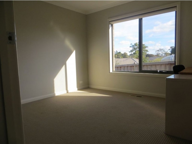 2/5 Lyndhurst Square, Drouin VIC 3818