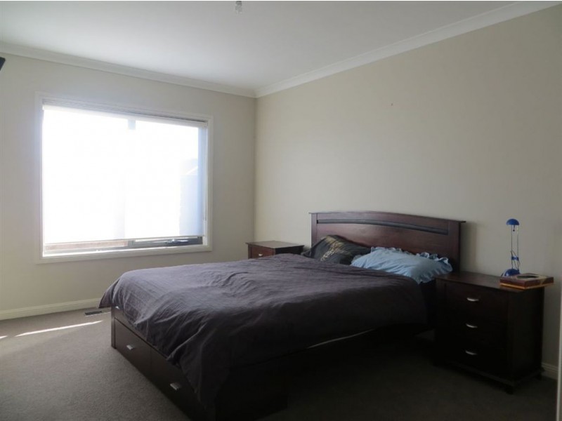 2/5 Lyndhurst Square, Drouin VIC 3818