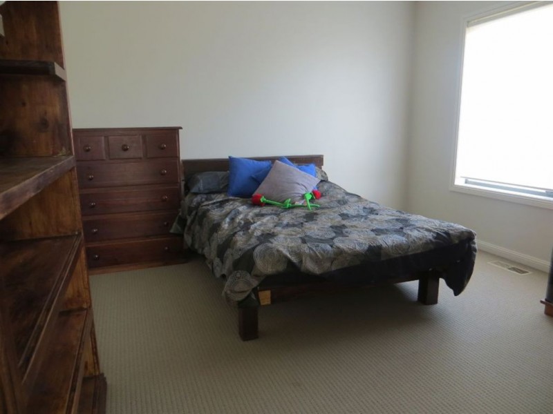 2/5 Lyndhurst Square, Drouin VIC 3818