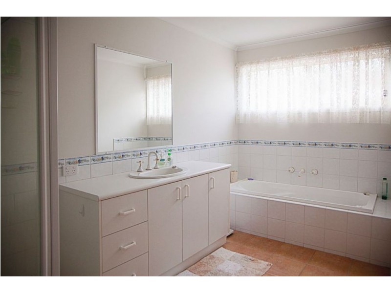 8 Davey Drive, Drouin VIC 3818