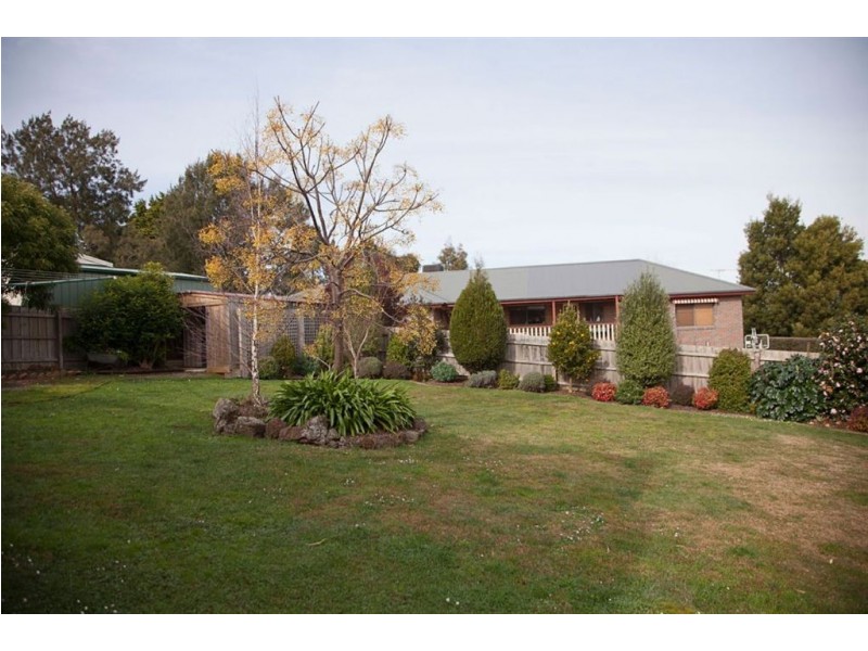 8 Davey Drive, Drouin VIC 3818