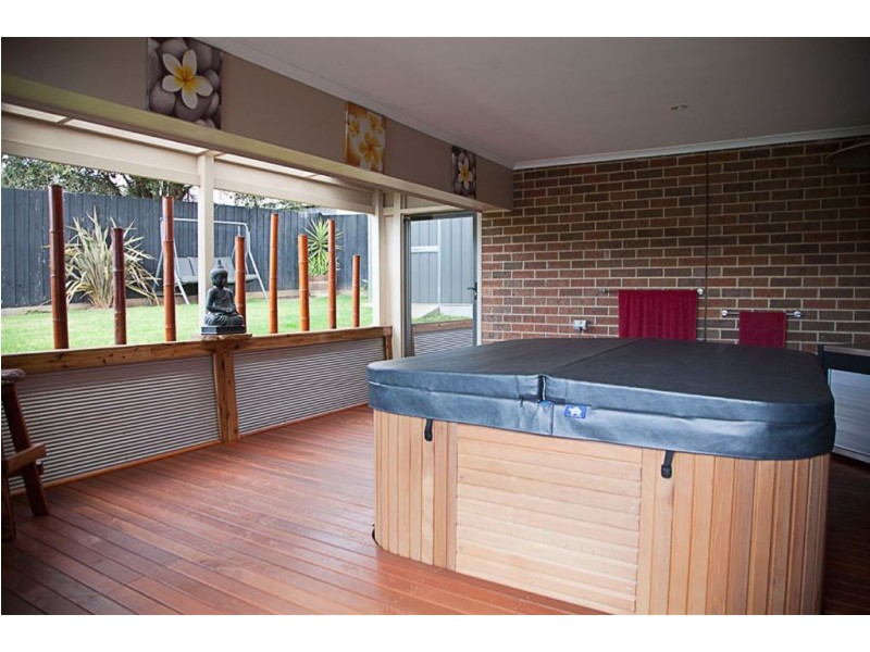 16 Rivendale Crescent, Drouin VIC 3818