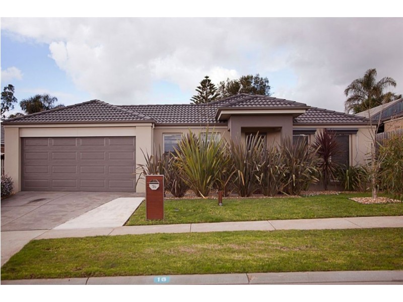 16 Rivendale Crescent, Drouin VIC 3818