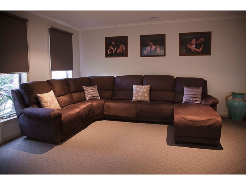 16 Rivendale Crescent, Drouin VIC 3818