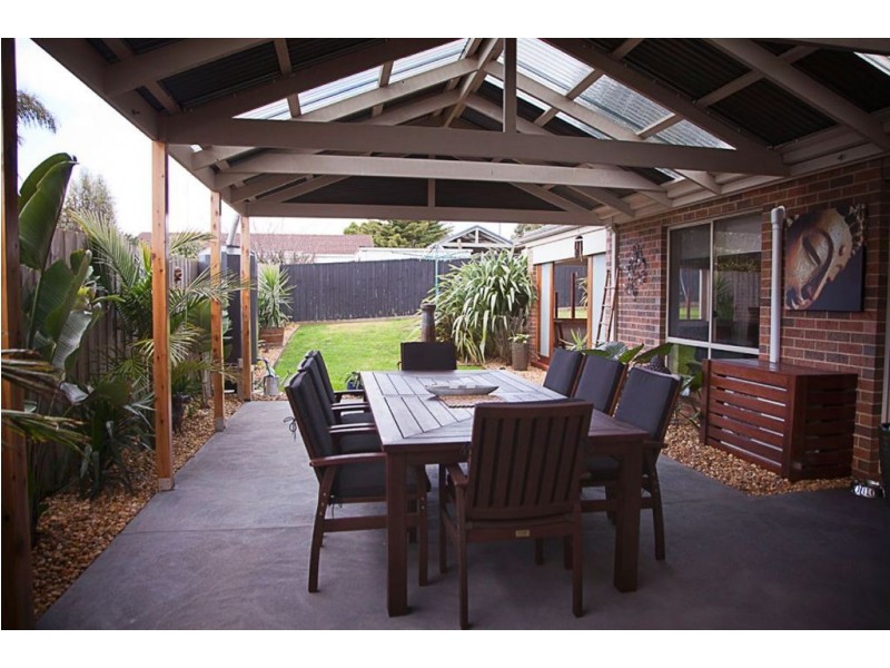 16 Rivendale Crescent, Drouin VIC 3818