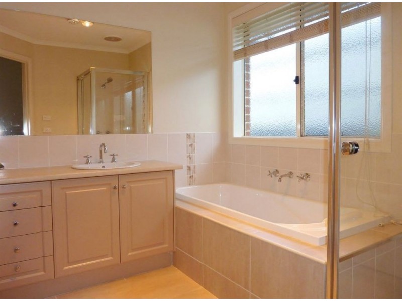 7 Rivendale Crescent, Drouin VIC 3818