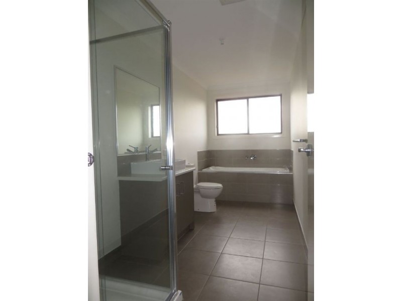 30 Hatfield Drive, Drouin VIC 3818