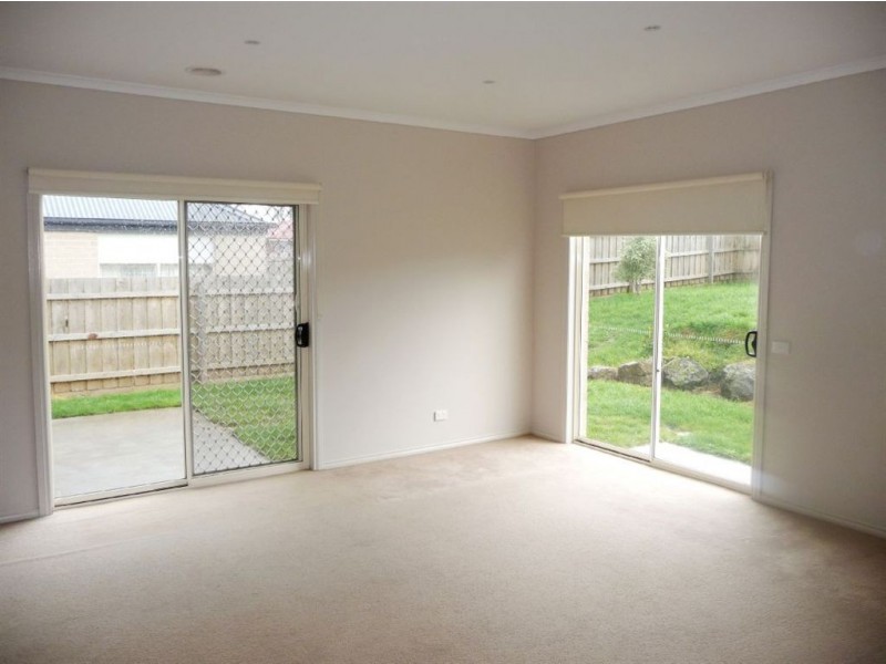 11 Holland Street, Drouin VIC 3818