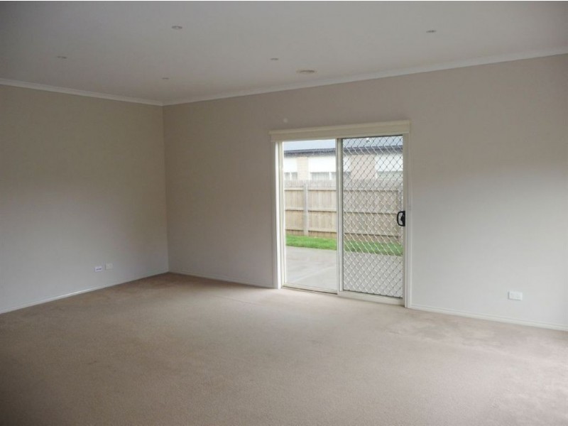 11 Holland Street, Drouin VIC 3818