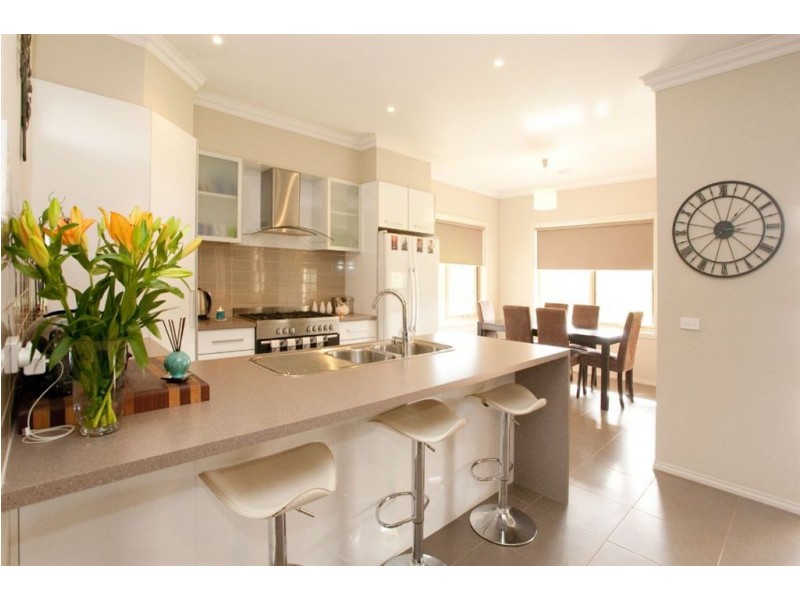 8 Settlers Rise, Drouin VIC 3818