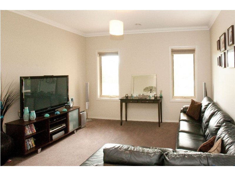 8 Settlers Rise, Drouin VIC 3818