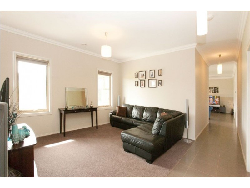 8 Settlers Rise, Drouin VIC 3818